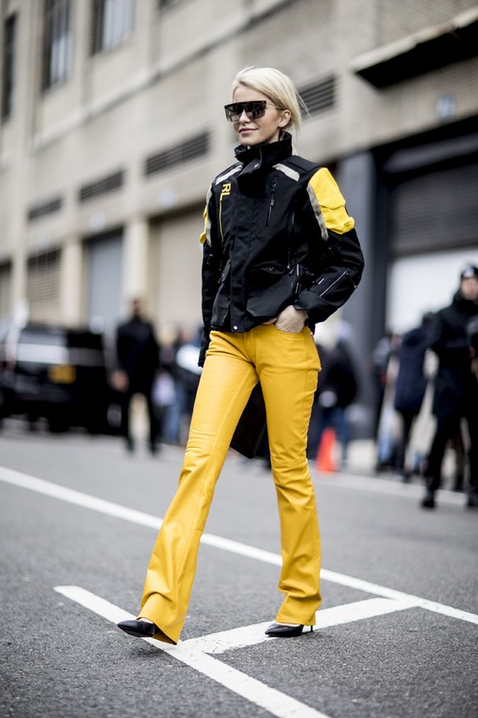 Caro daur tabém curtiu a vibe motorcycle. Será que a calça amarela é um novo curinga do closet? (Foto: ImaxTree) — Foto: Glamour