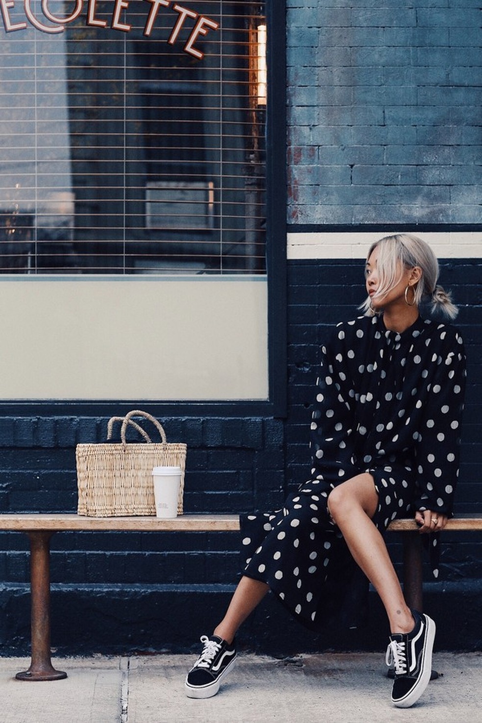 O visual ladylike ganha pegada descolada com o tênis Old Skool da Vans (Foto: Reprodução Instagram) — Foto: Glamour