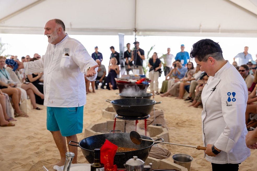 Aula de Paella comandada pelo chef Jose Andres — Foto: Divulgação