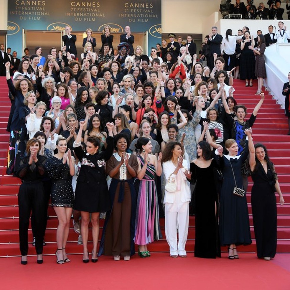 CANNES, FRANCE - MAY 12:  Filmmakers raise their arms as clap after Jury head Cate Blanchett with other filmmakers read a statement on the steps of the red carpet in protest of the lack of female filmmakers honored throughout the history of the festival a (Foto: WireImage) — Foto: Glamour