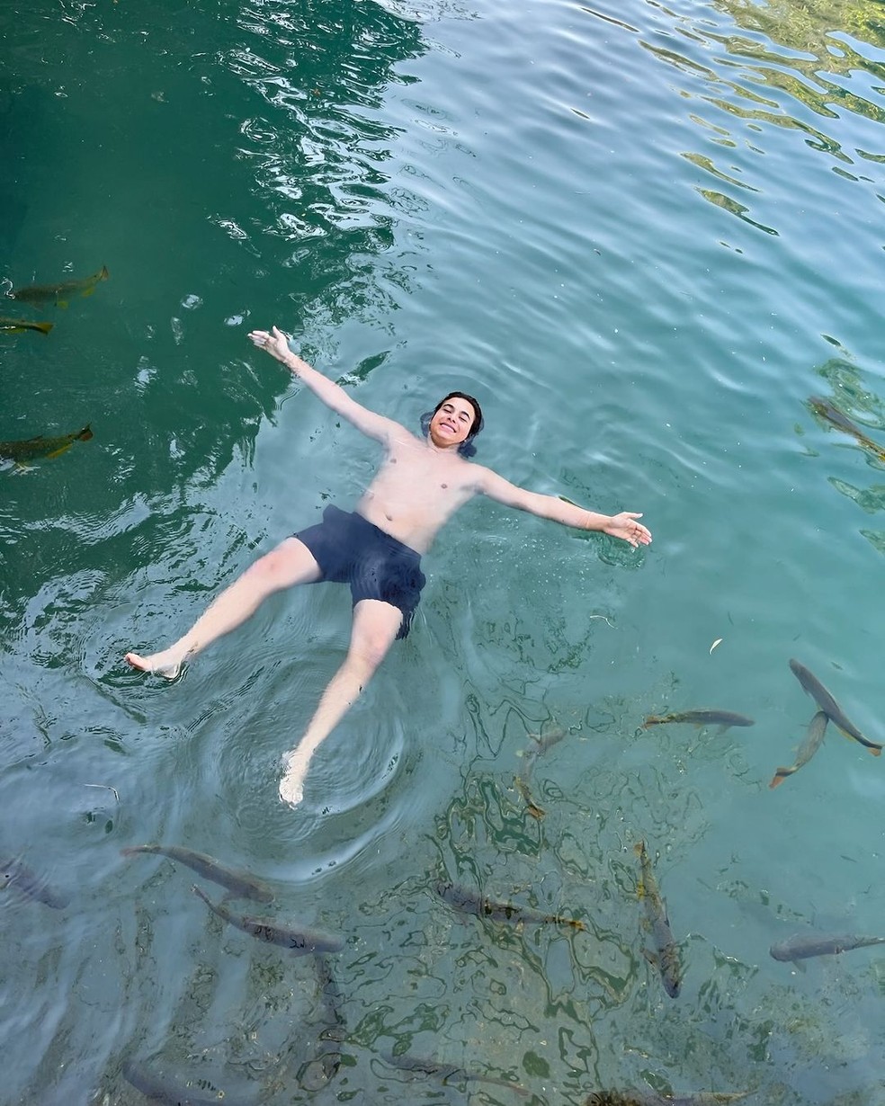 Em Bonito, Dira Paes se diverte durante mergulho em lago