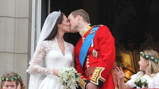 Kate Middleton e príncipe William se casavam há 13 anos; aqui estão os detalhes do look da princesa 