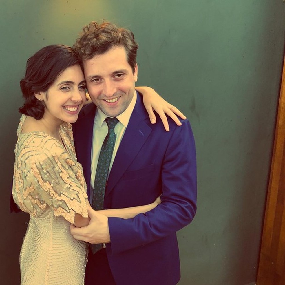 Giovanna Nader compartilha nova foto do casamento com Gregório Duvivier