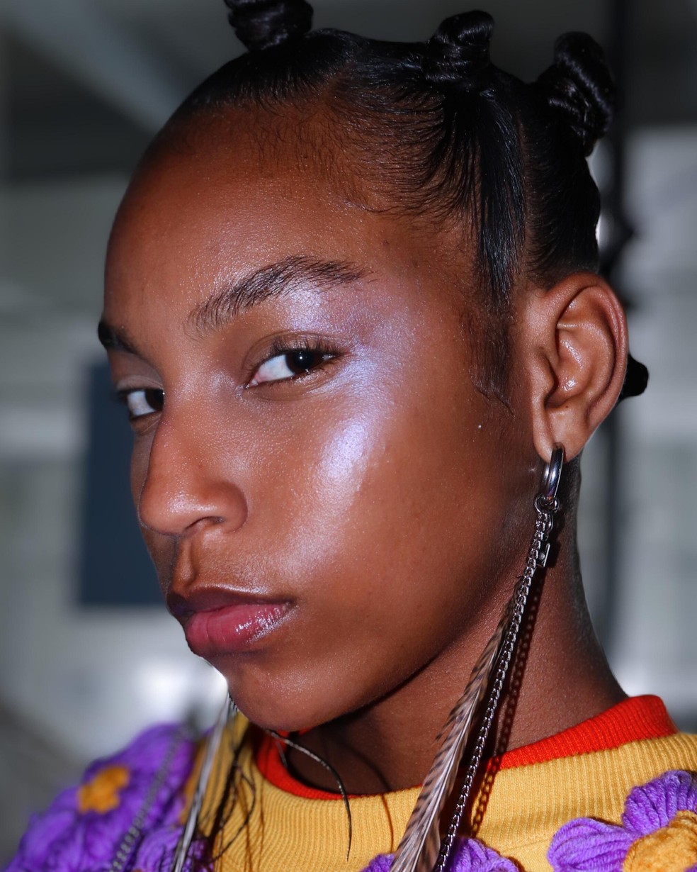 Iluminador colorido é a tendência de beleza da temporada no SPFW — Foto: Guilherme Moreira/Glamour