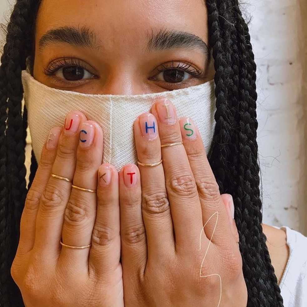 As gringas estão combinando as unhas com as máscaras (Foto:  ) — Foto: Glamour