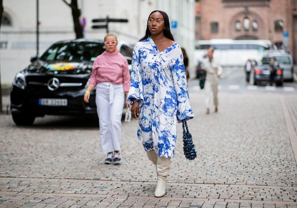 A produtora de conteúdo Nnenna Echem durante a Semana de Moda na Noruega (Foto: Getty Images) — Foto: Glamour