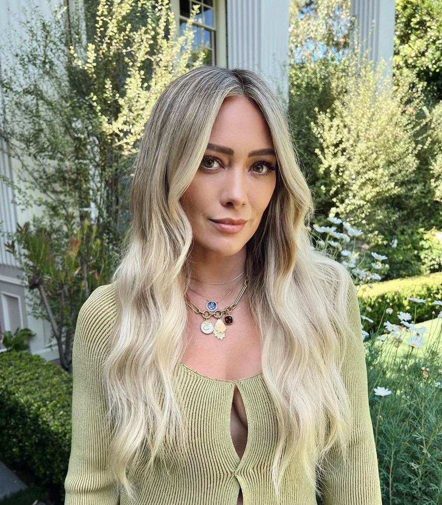 Hillary Duff posa nua para revista e declara: 'Sinto orgulho do meu corpo'
