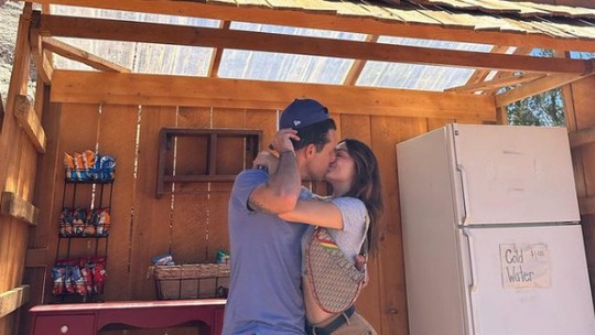 Isis Valverde se declara ao completa mais um mês de namoro com Marcos Buaiz