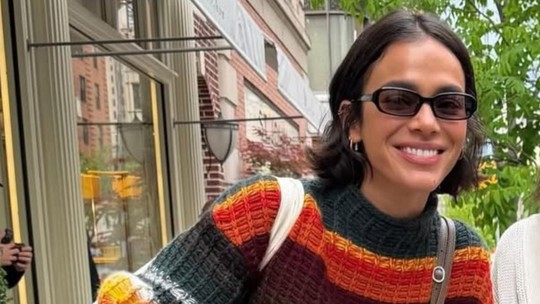 Bruna Marquezine elege suéter de R$ 27 mil para passeio em Nova York
