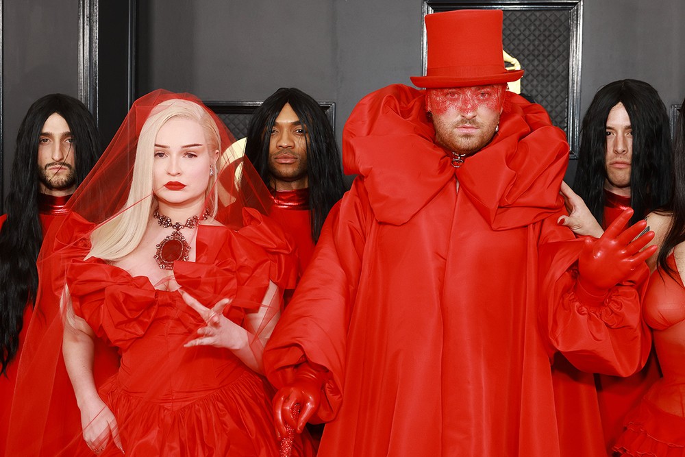 Sam Smith chega com trupe vermelha ao Grammy Awards 2023