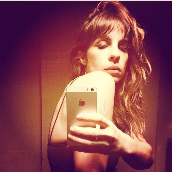 Maria Ribeiro posta selfie e questiona: 'Cleo, como faz para ser você?'
