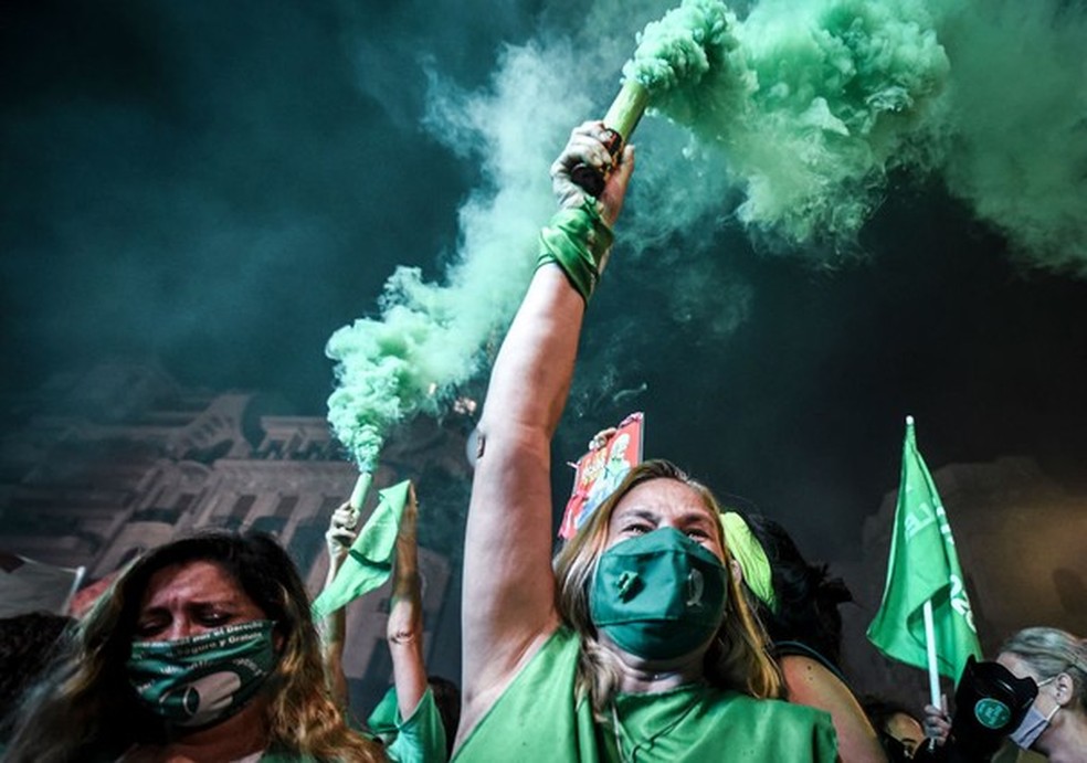 BUENOS AIRES, ARGENTINA - DECEMBER 30:  Pro-choice demonstrators celebrate after the right to an abortion is legalized on December 30, 2020 in Buenos Aires, Argentina. The proposal authorizes legal, voluntary and free interruption of pregnancy until the 1 (Foto: Getty Images) — Foto: Glamour