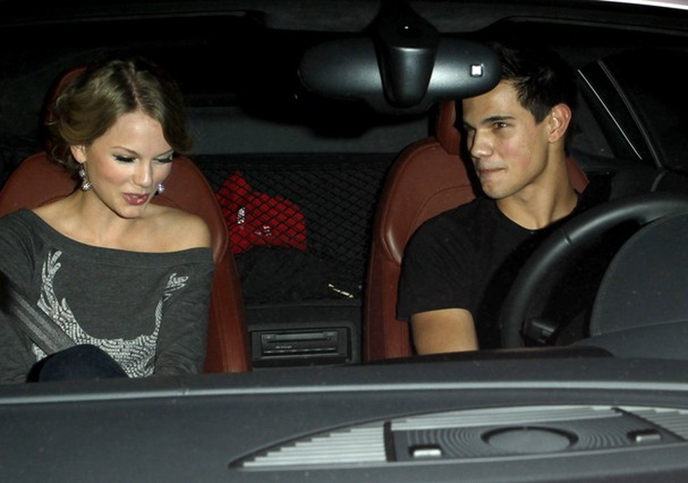 LOS ANGELES, CA - OCTOBER 28: Taylor Swift and Taylor Lautner sighting at the Alice+Olivia Boutique on Robertson Blvd. on October 28, 2009 in Los Angeles, California. (Photo by Jean Baptiste Lacroix/WireImage)  (Foto: WireImage) — Foto: Glamour