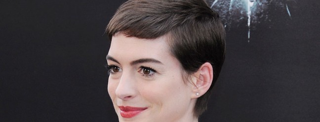 Apesar dos fios curtos, Anne Hathaway continua superfeminina. A gente amou o look para o inédito "Les Miserábles" 