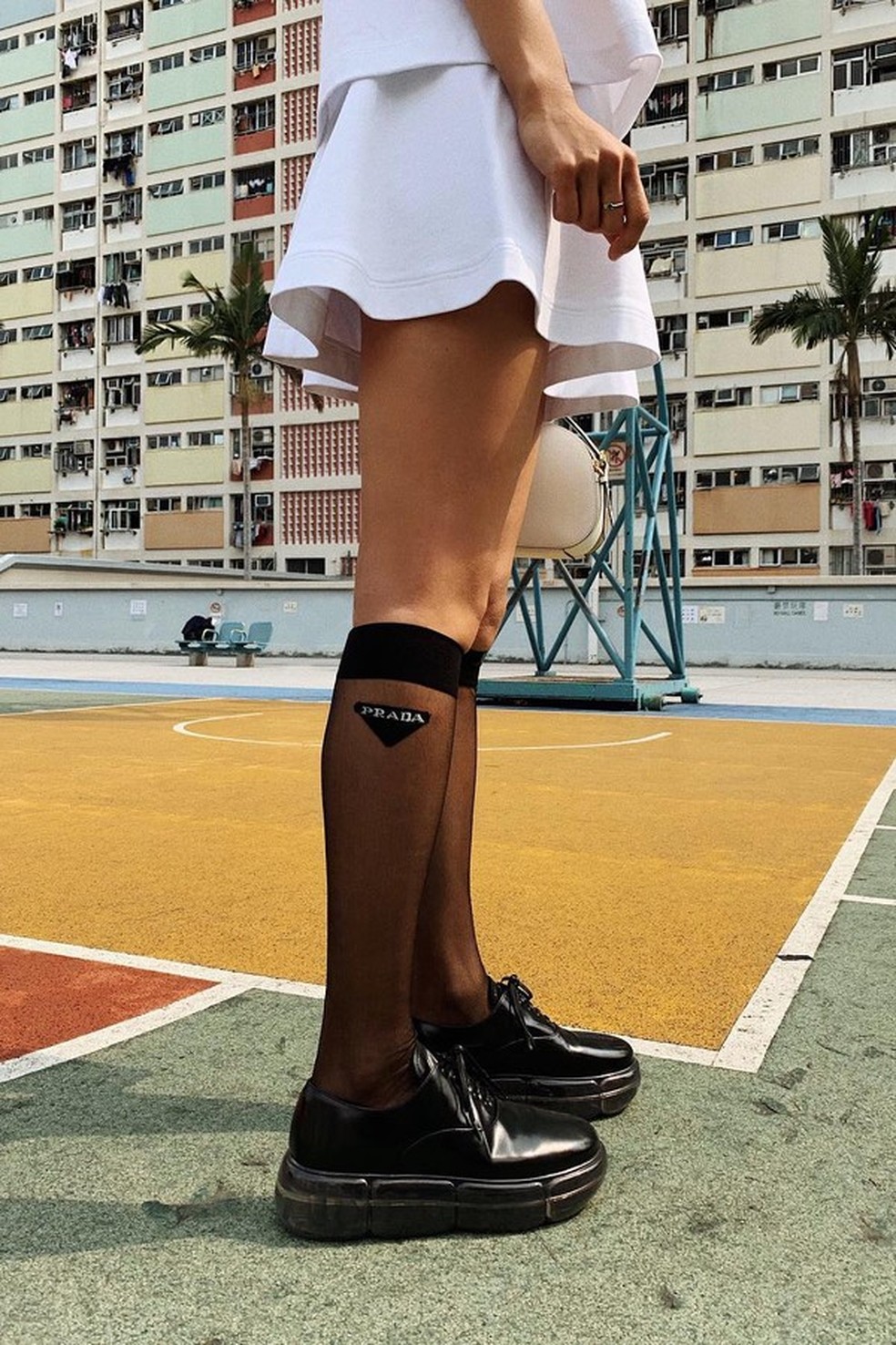 Meia na canela (Foto: Instagram/Reprodução) — Foto: Glamour