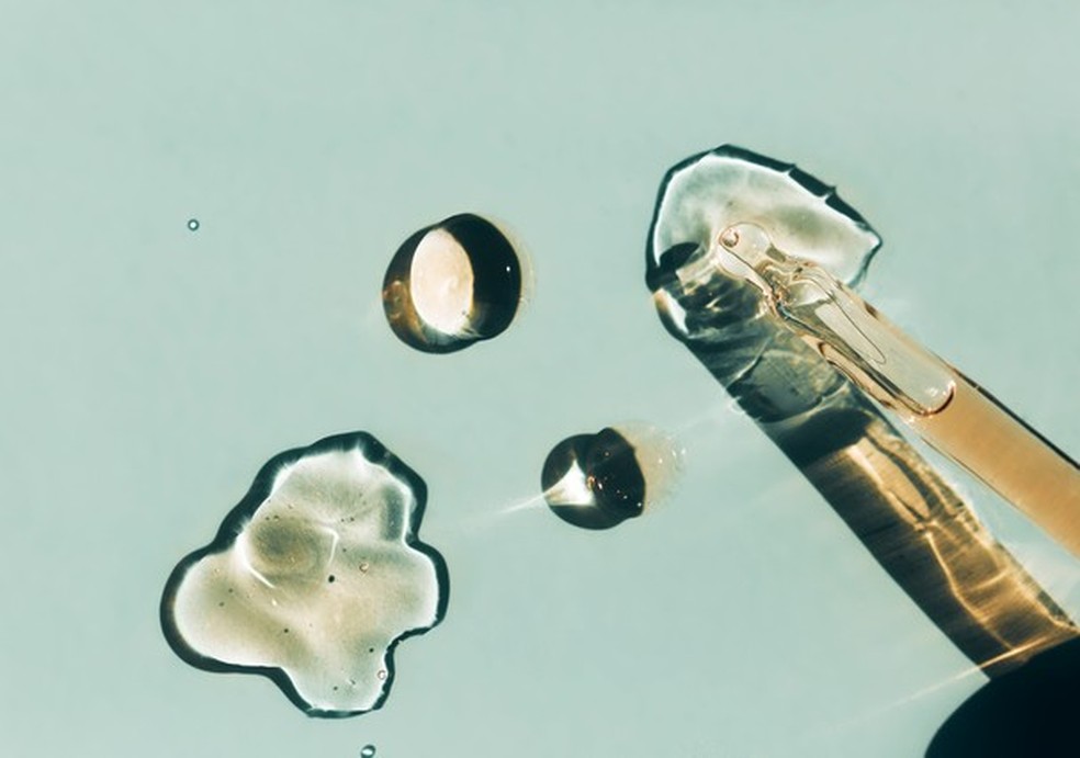 Ativos recriados em laboratório também podem ser clean beauty; entenda! (Foto: Getty Images) — Foto: Glamour