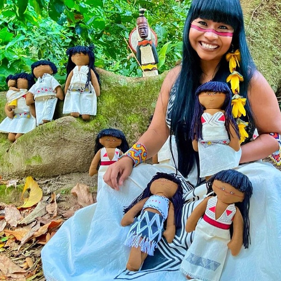 Indígena cria linha de bonecas (Foto: Anton Carballo) — Foto: Glamour