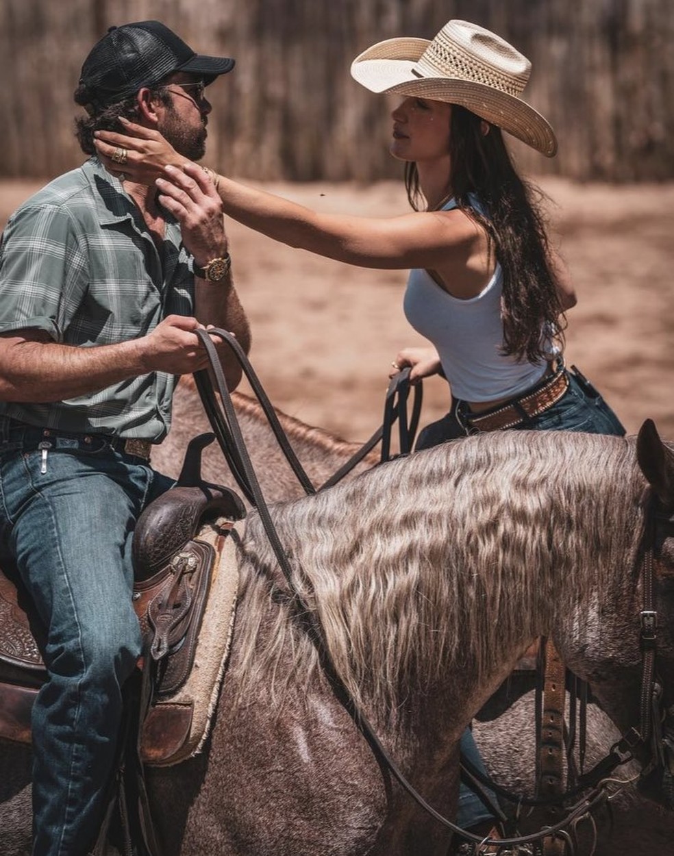 Adan Banuelos e Bella Hadid andando à cavalo — Foto: Instagram