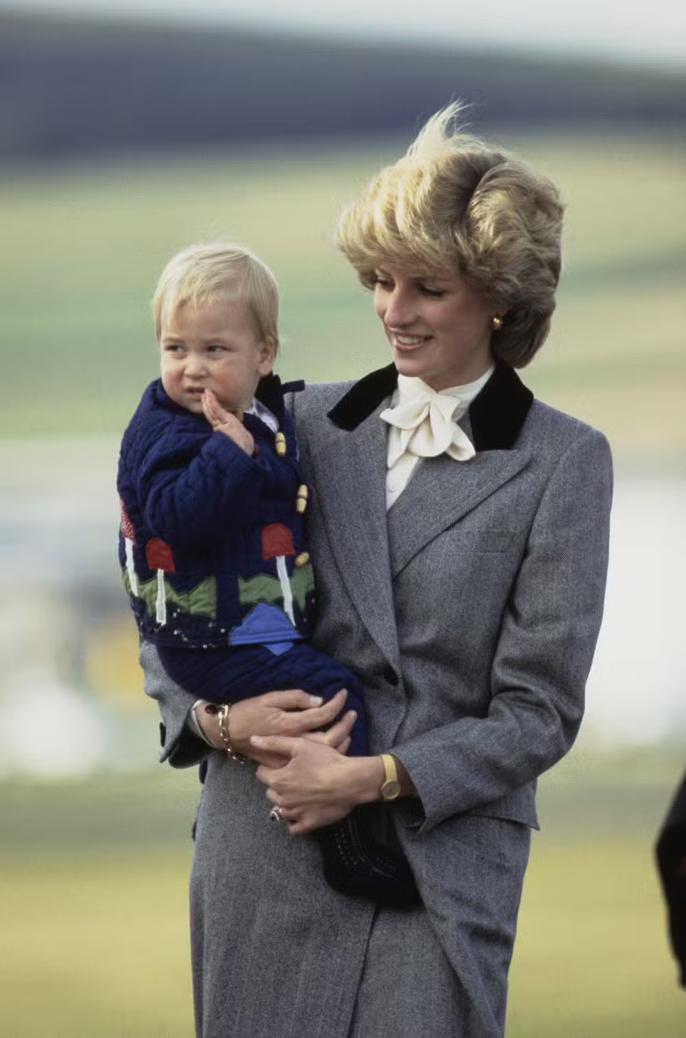 Blazer com lapela colorida era uma das apostas da princesa Diana — Foto: Getty Images