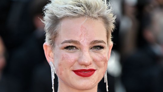 Cannes 2024: atleta premiada, Bebe Vio inspira ao exibir pele com cicatrizes no tapete vermelho