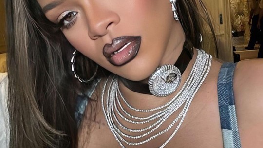 Rihanna usa choker luxuosa avaliada em mais de R$ 3 milhões em desfile em Paris