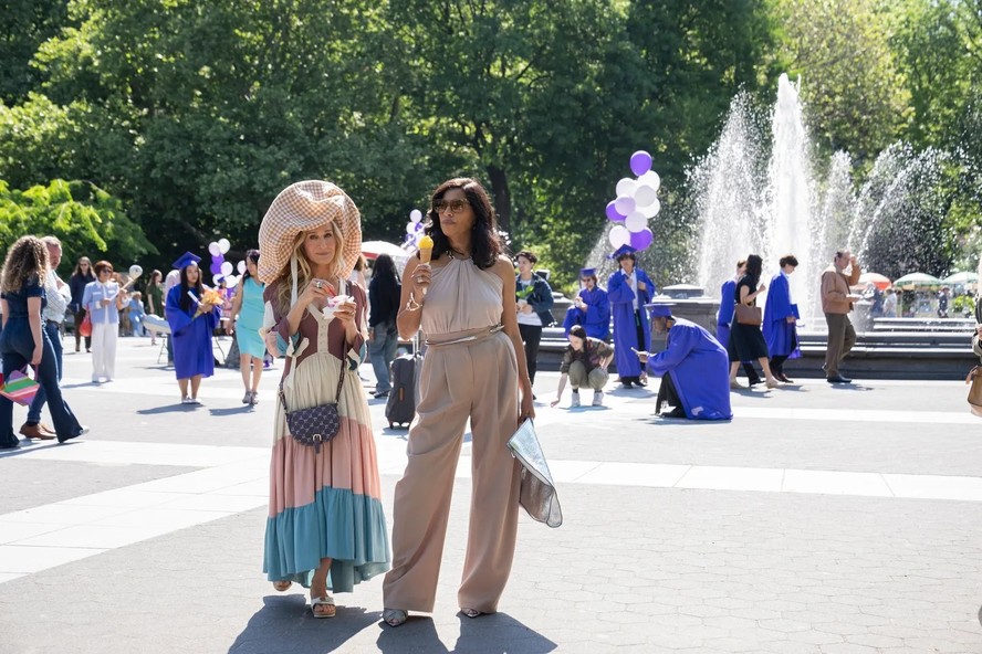 A história por trás do chapéu gigante de Carrie Bradshaw na 3ª temporada de 'And Just Like That'