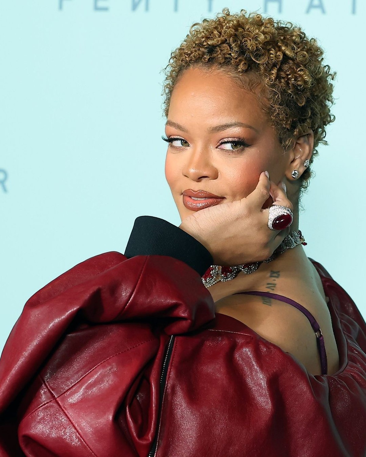 Rihanna abandona extensões e surge com fios naturais em evento na