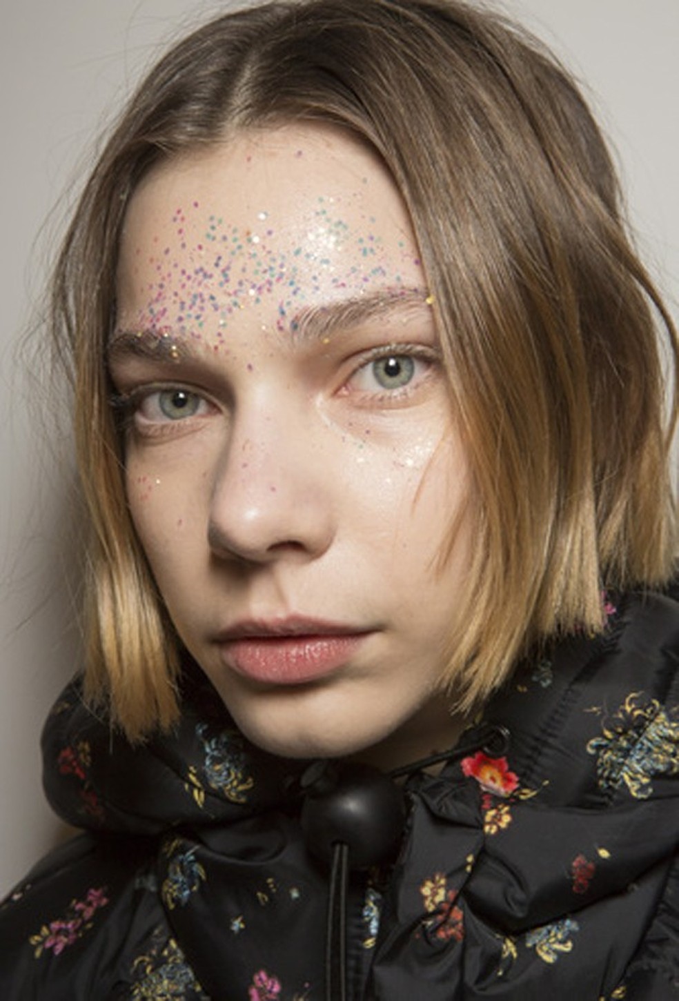 Desfile da Preen teve glitter furta- cor por toda a face (Foto: ImaxTree) — Foto: Glamour