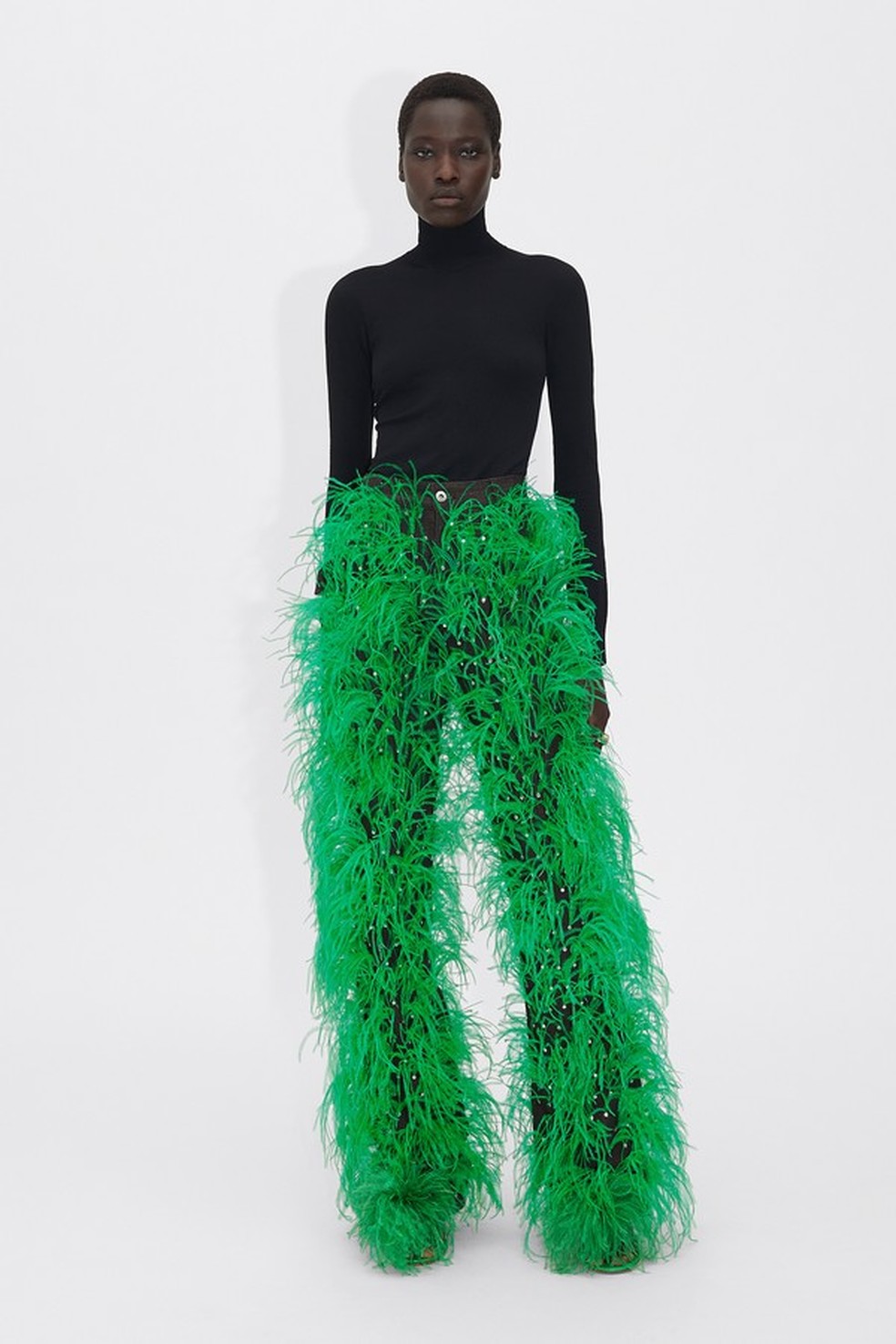 Calça de plumas verdes da Bottega Veneta (Foto: Reprodução) — Foto: Glamour