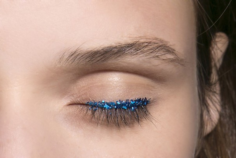 Delineado Power do desfile da Van Noten S16 (Foto: ImaxTree) — Foto: Glamour