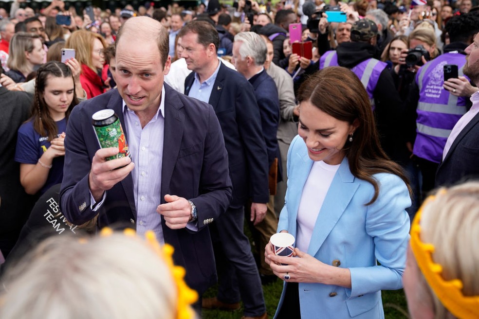 Príncipe William e Kate Middleton durante encontro com fãs da monarquia — Foto: Getty Images