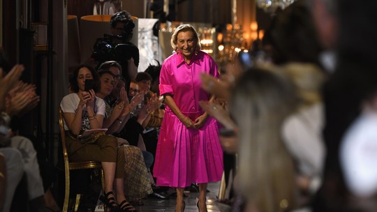 75 anos de Miuccia Prada: relembre looks e feitos históricos da estilista revolucionária