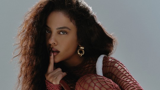 Bella Campos é a capa de abril da Glamour 
