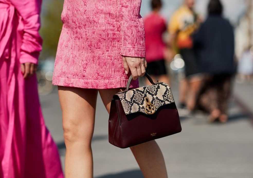 É bolsa ou é pasta? (Foto: Imaxtree) — Foto: Glamour