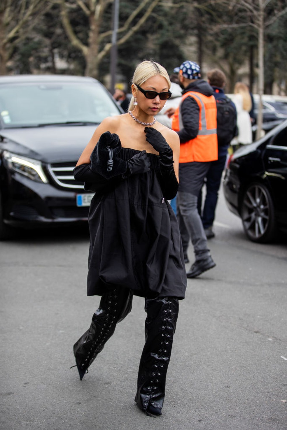 Apostar em um vestido sem alças também é uma opção — Foto: Getty Images