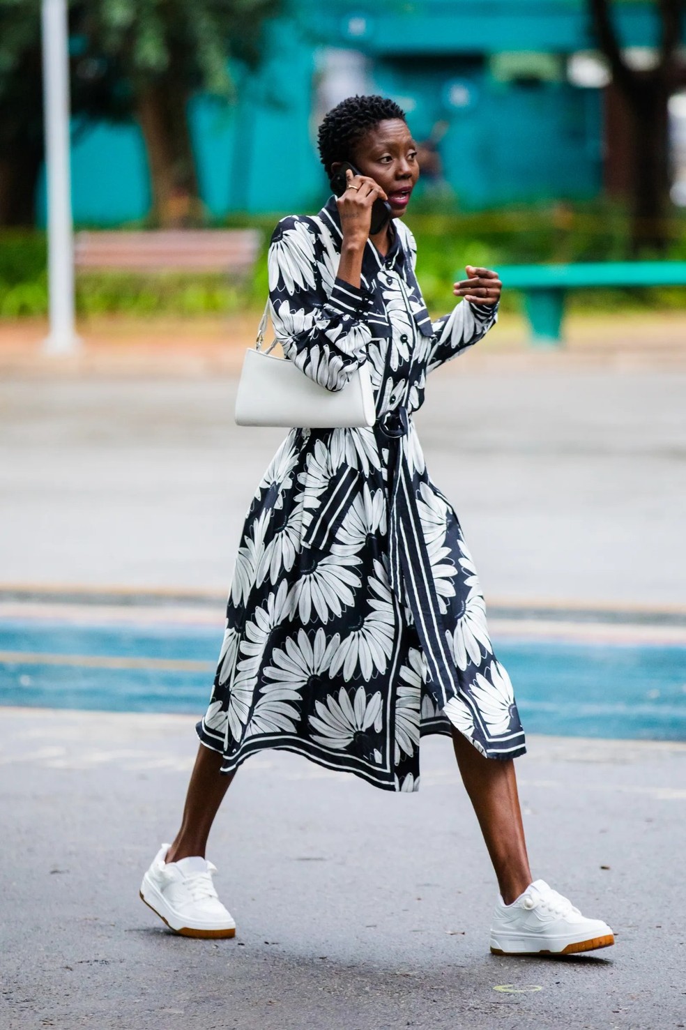 Como usar tênis com vestido sem perder o estilo — Foto: Getty Images