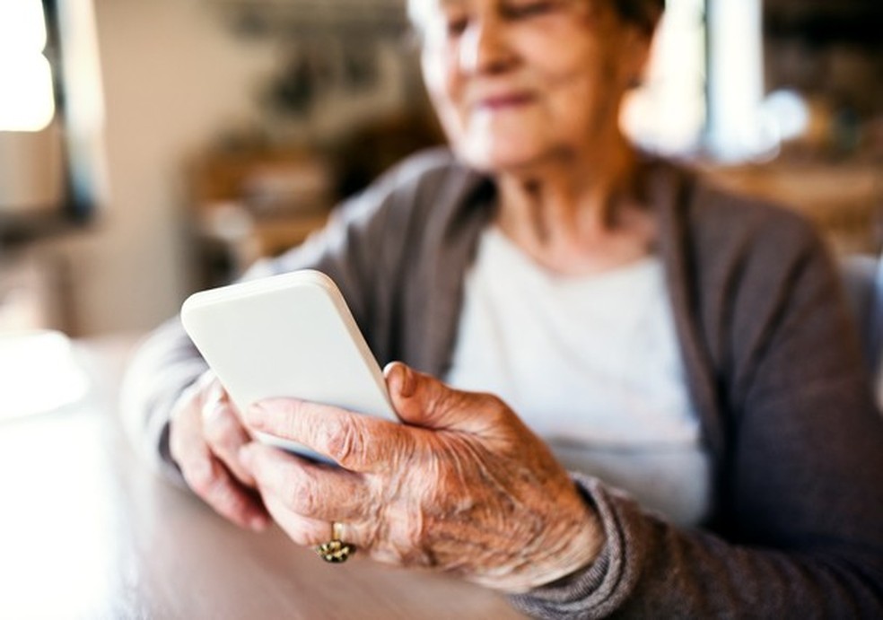 Sem ajuda de netos, canal no Youtube ajuda idosos com as redes sociais (Foto: Reprodução/Gettyimages) — Foto: Glamour