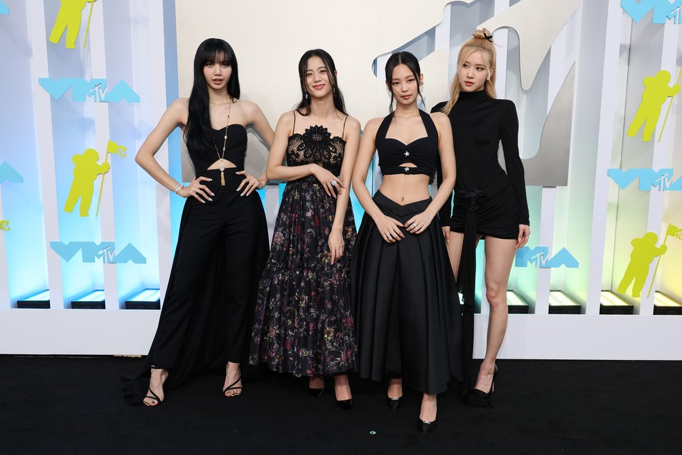 Lisa veste Celine, Jisoo veste Dior, Jennie veste Chanel, e Rosé veste Saint Laurent do BLACKPINK — Foto: Getty Images
