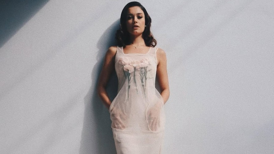 Sophie Charlotte aposta em vestido transparente com flores 3D de mais de R$ 6 mil