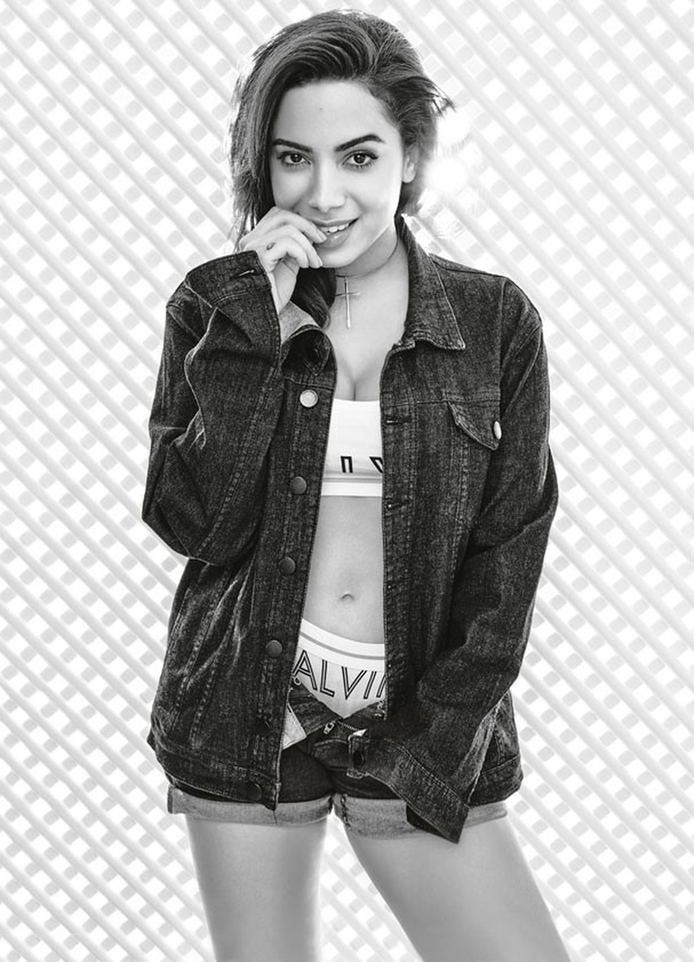 Anitta usa jaqueta, sutiã, short e calcinha Calvin Klein. Brinco usado como gargantilha My Gloss Collection - ensaio da revista de julho de 2016 da Glamour  (Foto: Fabio Bartelt) — Foto: Glamour