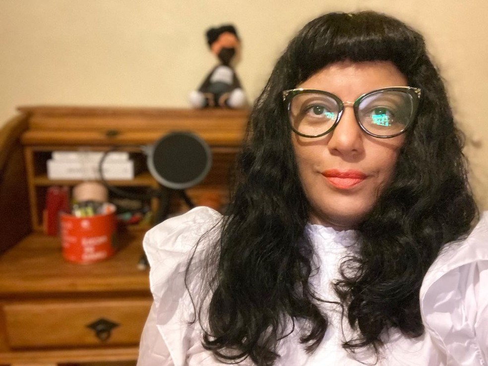 Déia Freitas é roteirista e apresentadora do podcast "Não inviabilize", que soma, atualmente, mais de 36 milhões de reproduções e 420 mil ouvintes — Foto: Reprodução/Instagram