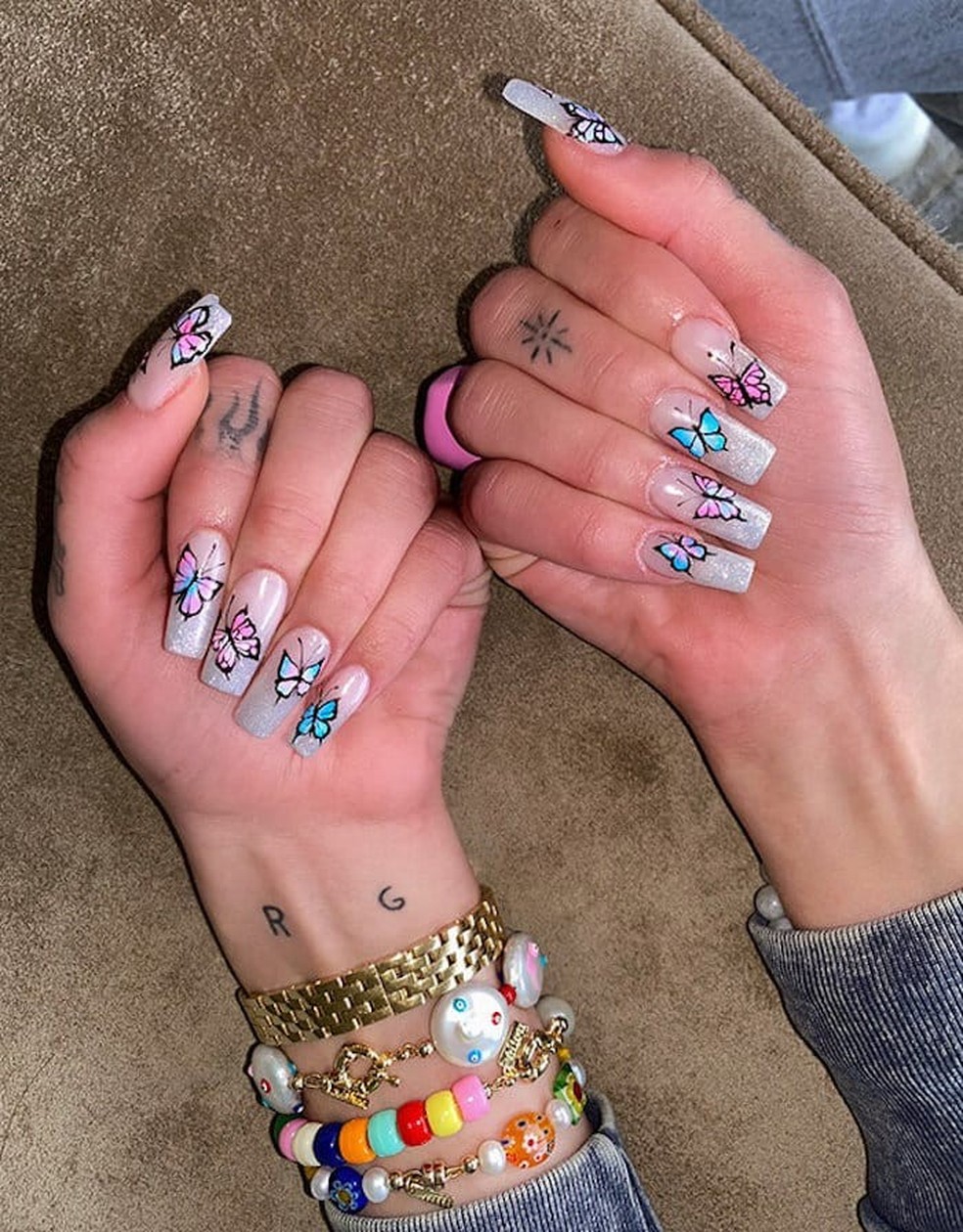 Dua Lipa mostra suas unhas temáticas de borboleta feitas para o Grammy 2021 (Foto: Reprodução/Instagram @chaunlegend) — Foto: Glamour