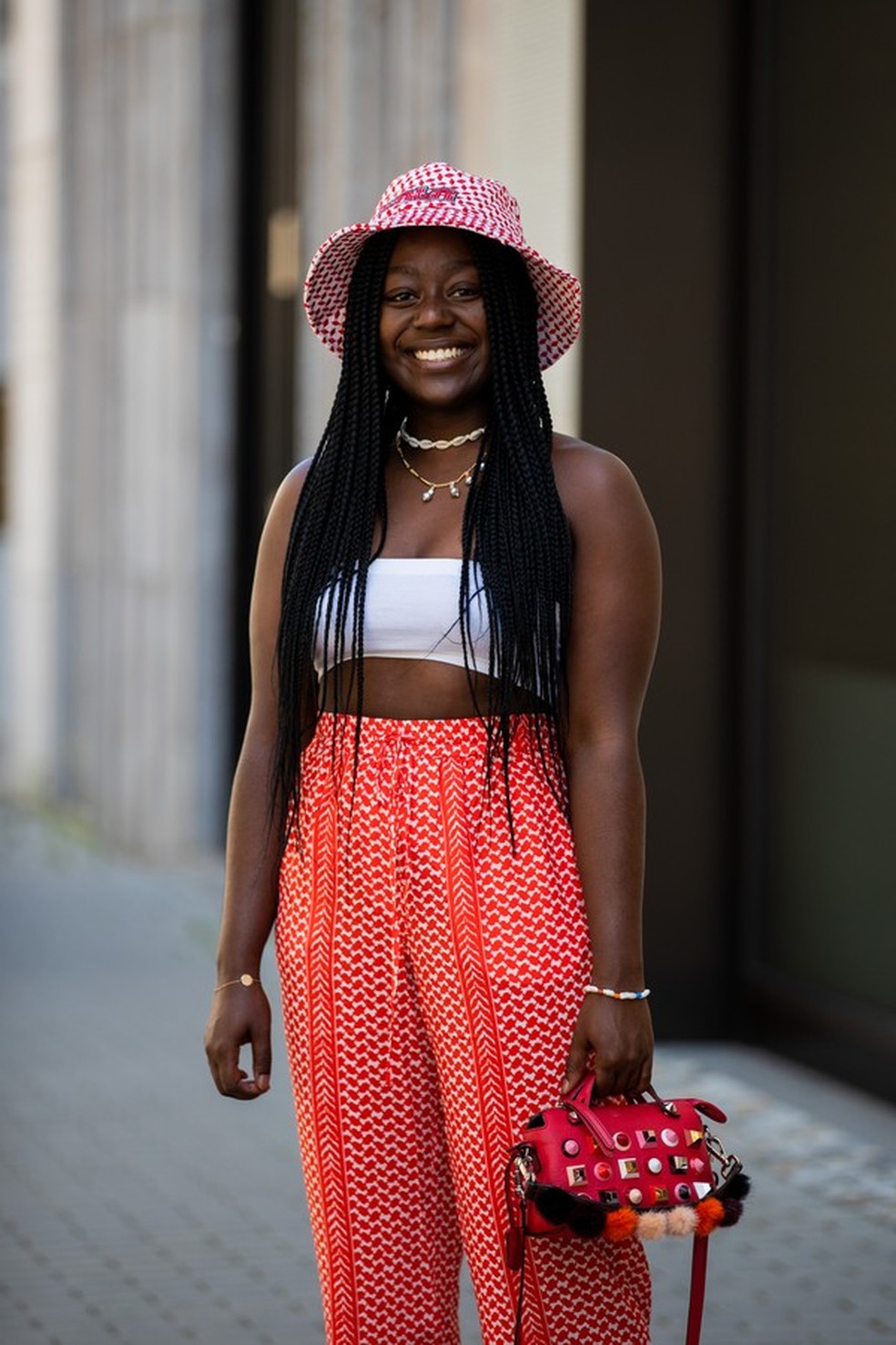 BERLIN, GERMANY - JUNE 24: Lois Opoku is seen wearing red pants and bucket hat Lala Berlin, white cropped top Zara, Chanel sandals, Fendi bag on June 24, 2020 in Dusseldorf, Germany. (Photo by Christian Vierig/Getty Images) (Foto: Getty Images) — Foto: Glamour