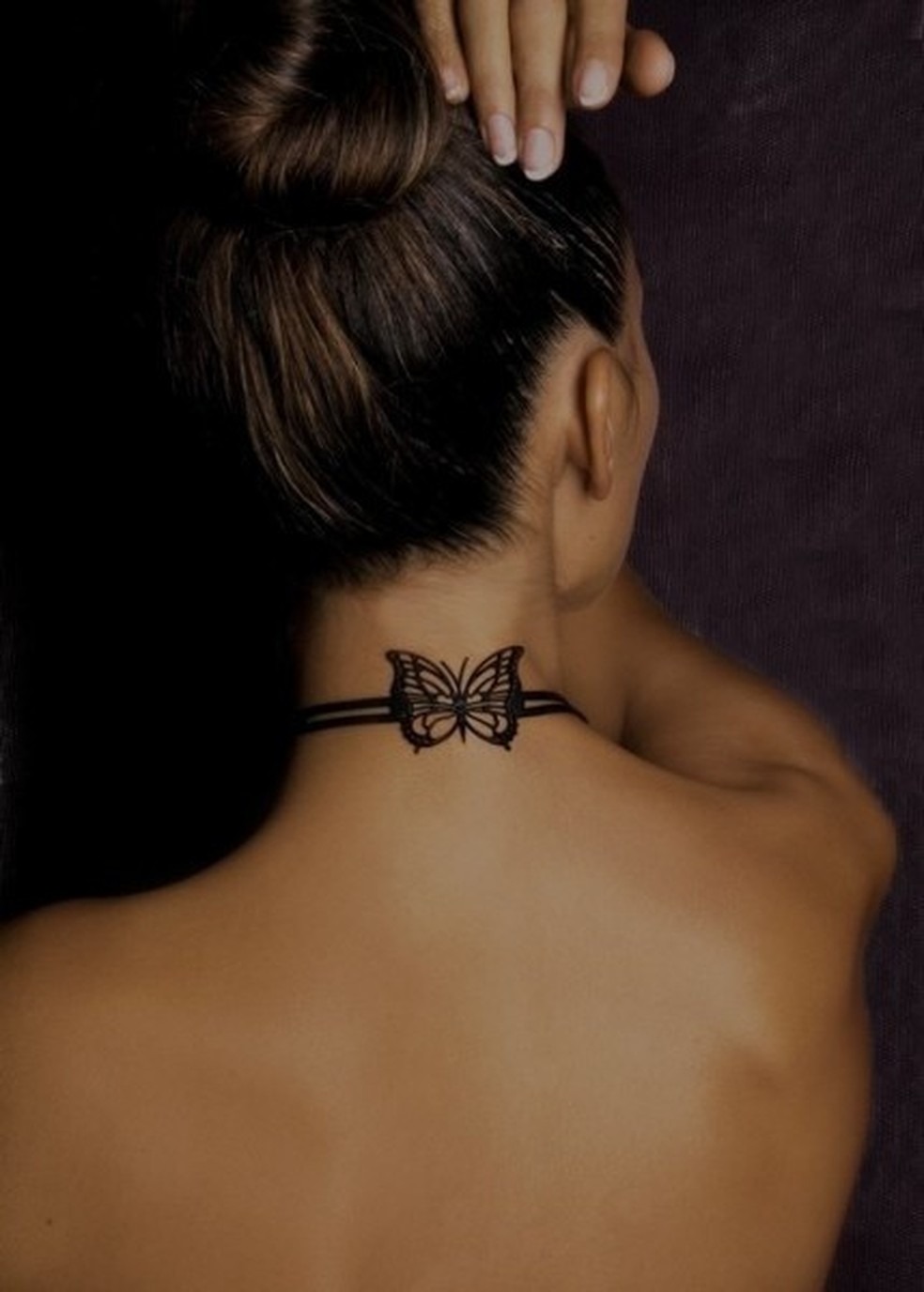Borboleta no pescoço (Foto: Reprodução/Pinterest) — Foto: Glamour