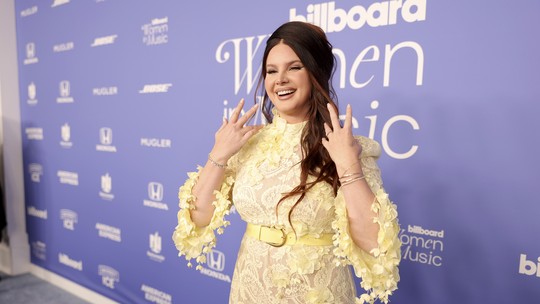 Lana Del Rey ostenta aliança de noivado avaliada em R$ 500 mil, segundo site