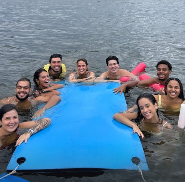 Alane Dias celebra aniversário com passeio de barco: 'Acordei com 27 anos'