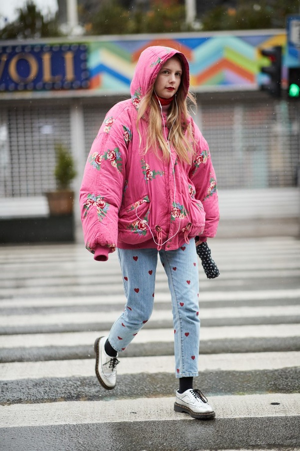 Vale também em looks mais alegres e estampados  (Foto: Imaxtree) — Foto: Glamour