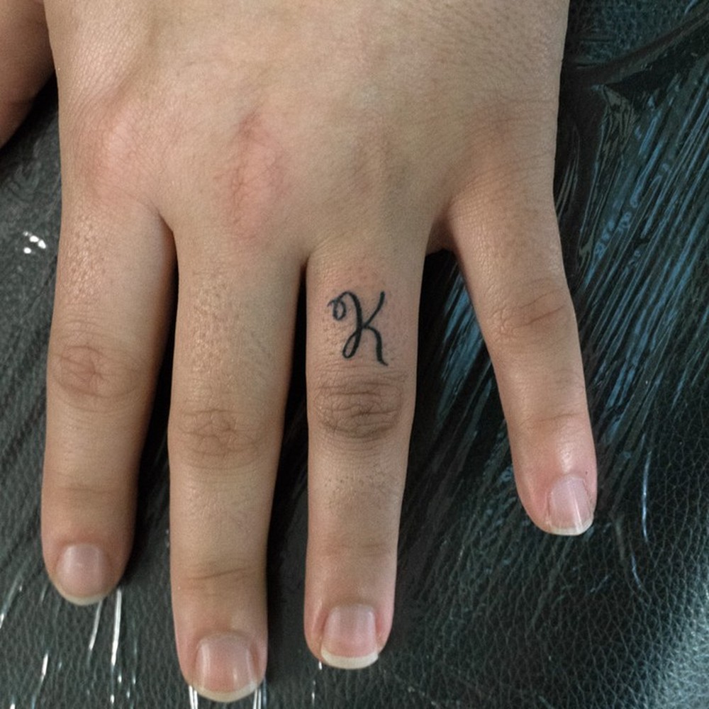 Tatuagens no dedo: mais de 40 ideias delicadas, estilosas e com significado
