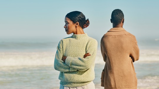A "síndrome da vida paralela" pode estar sabotando seu relacionamento; entenda o sinal silencioso que afasta casais