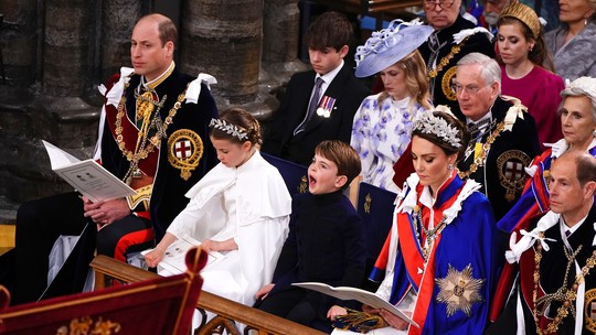 Príncipe Louis abre bocejo durante coroação de Rei Charles III, veja flagras